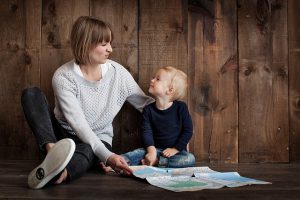 pixabay-mom-and-kid-and-map